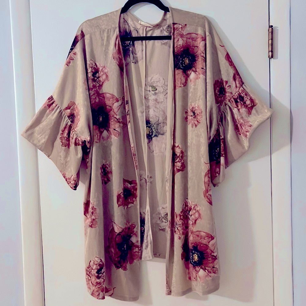 Easel velvet kimono